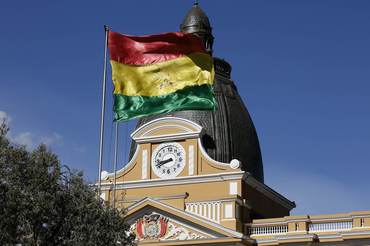 Часы с обратным ходом стрелок на здании конгресса в столице Боливии Ла-Пасе