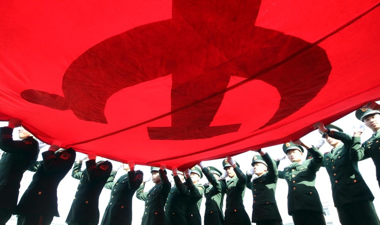 Солдаты Народно-освободительной армии Китая с флагом КПК
