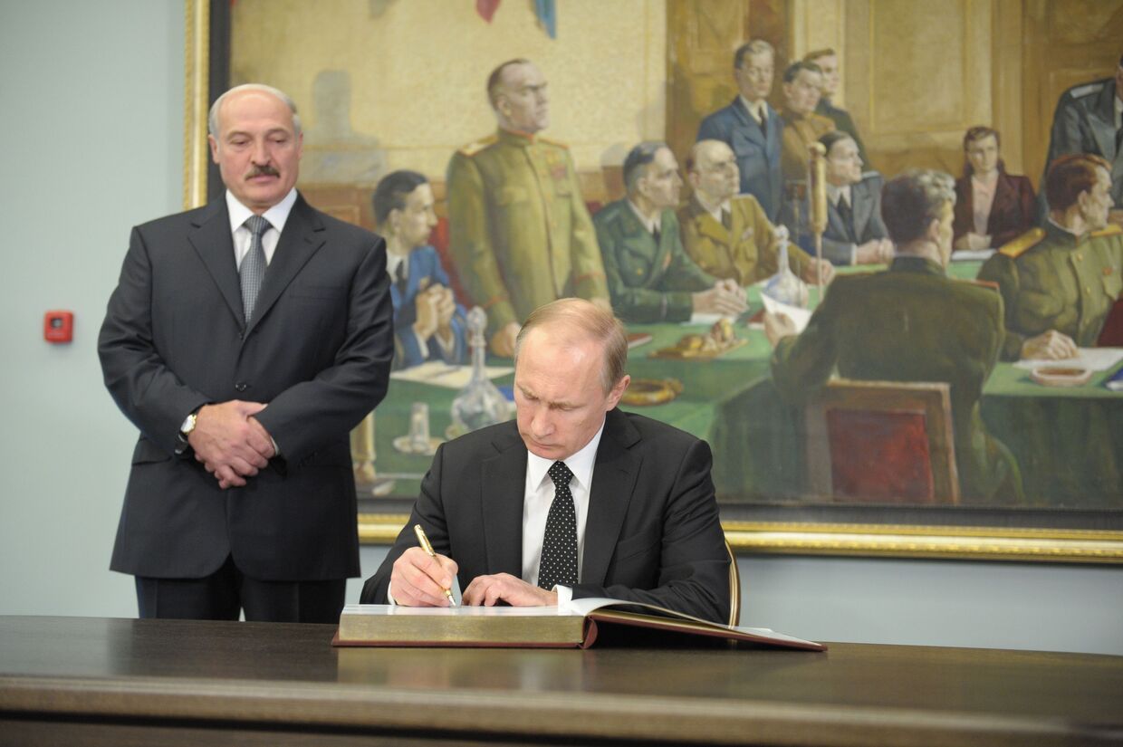 Владимир Путин делает запись в Книге почетных гостей в музее истории Великой Отечественной войны в Минске