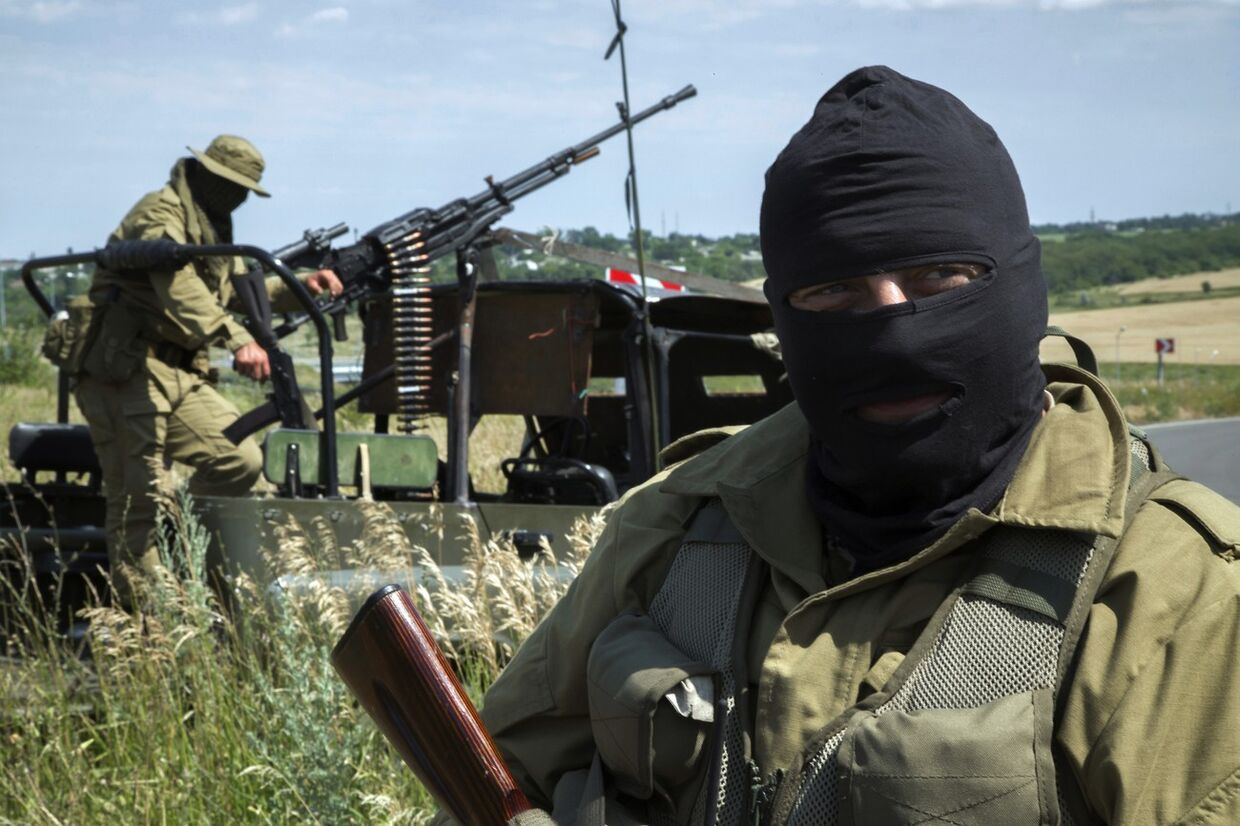 Пророссийские ополченцы в Луганске