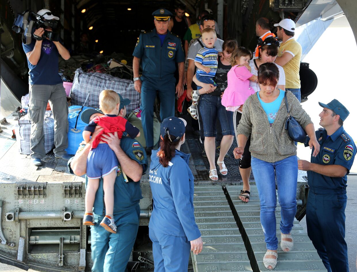 Украинские беженцы на борту самолета МЧС России