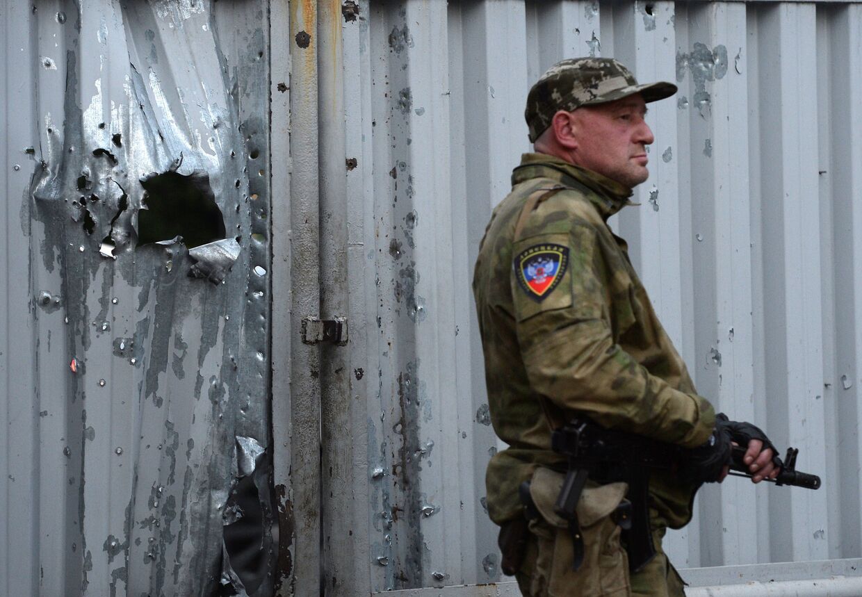 Ополченцы Донецкой Народной Республики (ДНР) на территории воинской части № 3004, занятой ими в результате штурма
