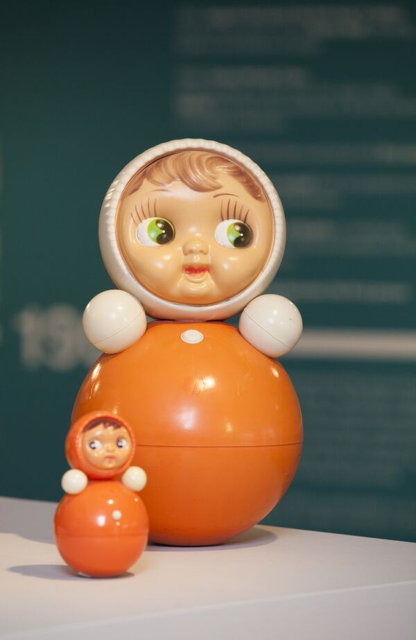 Кукла-неваляшка на выставке «Работа и игра за железным занавесом»