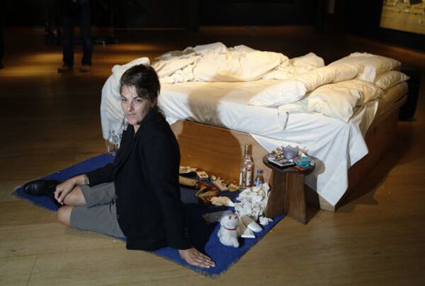 Трейси Эмин у инсталляции «Моя кровать» на аукционе Christie's 