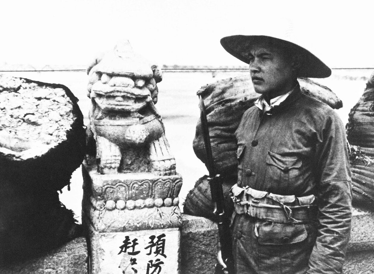 Солдат китайской армии на мосту Лугоуцяо