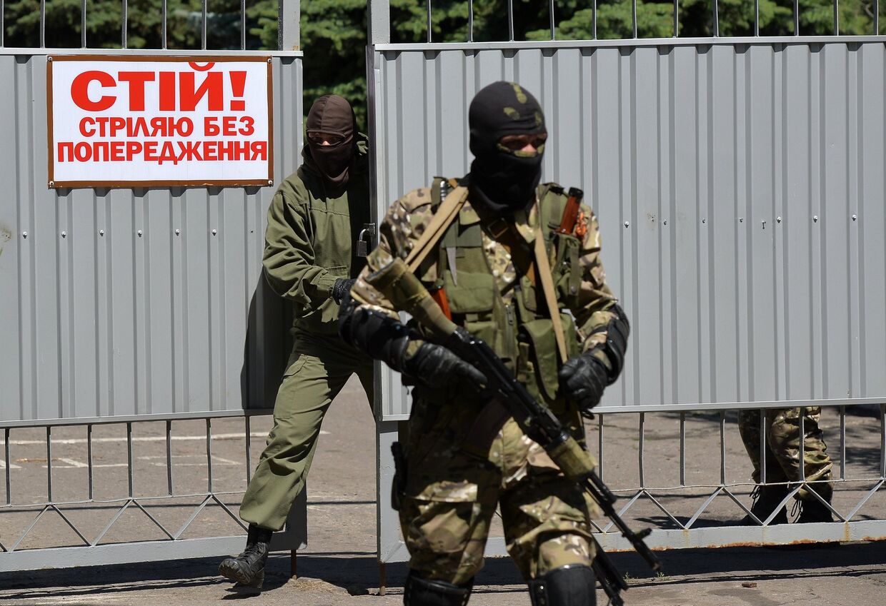 Ополченцы Донецкой Народной Республики на территории воинской части № 3023 в Донецке, взятой ими под контроль