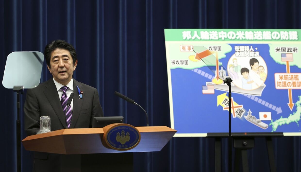 Премьер-министр Японии Синдзо Абэ на пресс-конференции по поводу нового толкования конституции в вопросе ограниченного применения права на коллективную самооборону