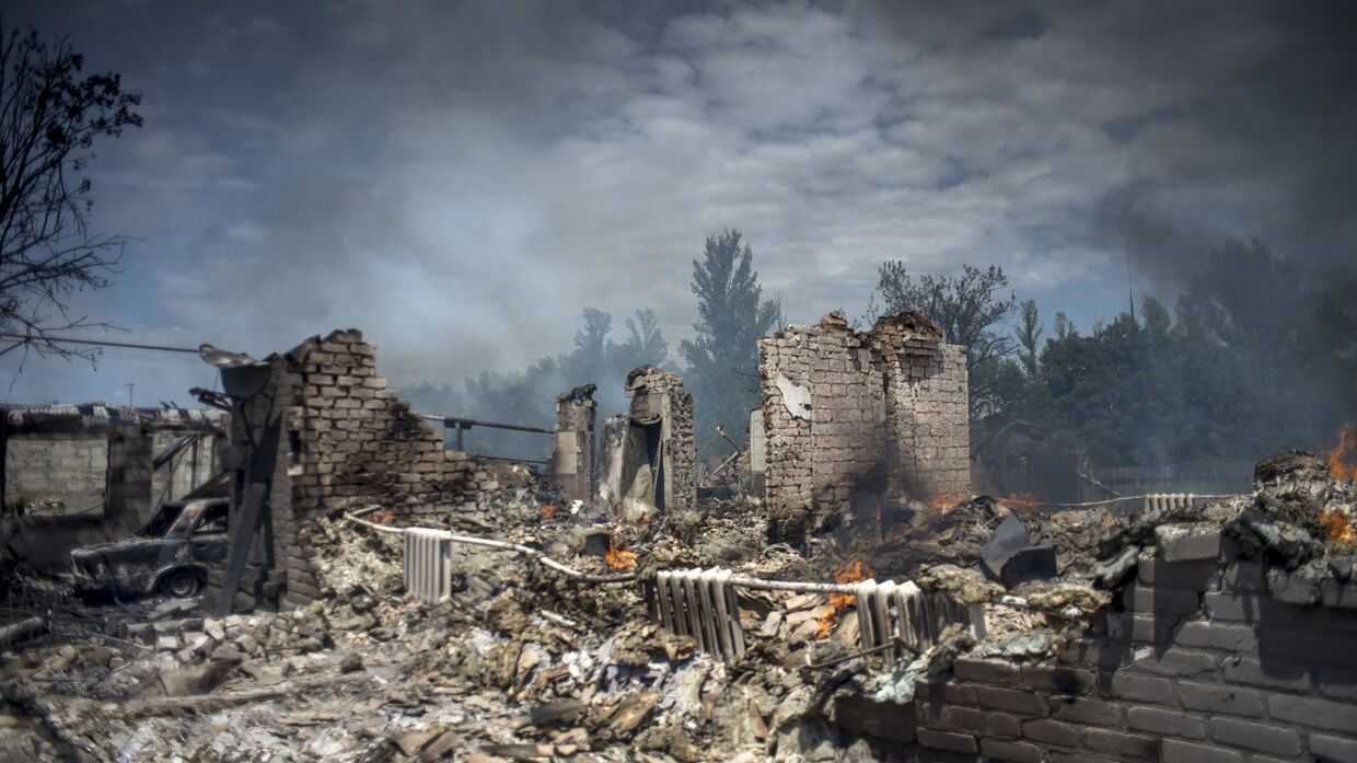 Дом, разрушенный во время авиационного удара вооруженных сил Украины по станице Луганская