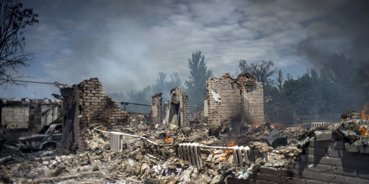 Дом, разрушенный во время авиационного удара вооруженных сил Украины по станице Луганская