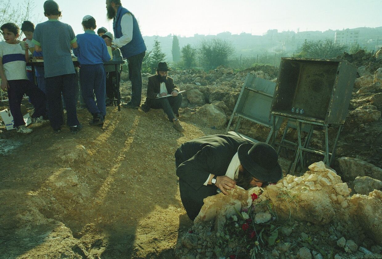 Ультраортодоксальный еврей целует могилу Баруха Гольдштейна