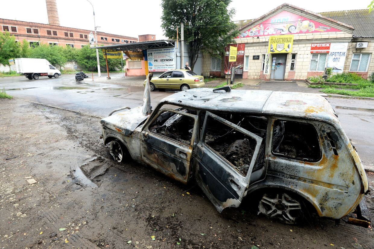 Машина, сгоревшая во время обстрела Луганска украинской армией