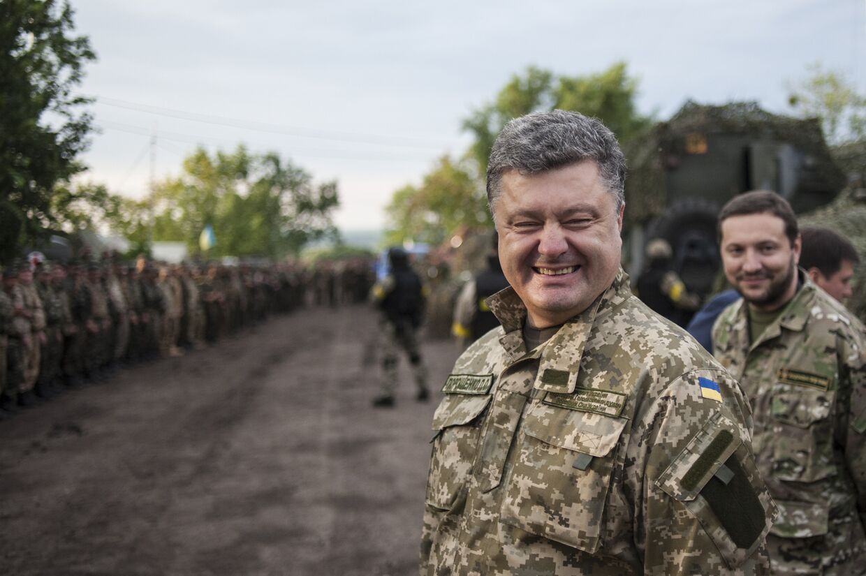 Президент Украины Петр Порошенко проводит смотр войск на военной базе под Харьковом