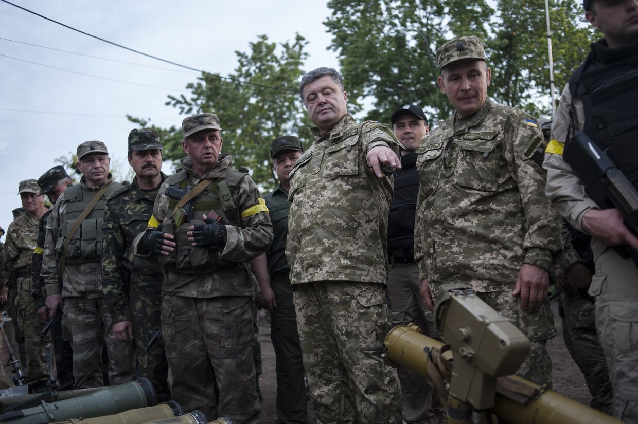 Президент Украины Петр Порошенко проводит смотр войск на военной базе под Харьковом