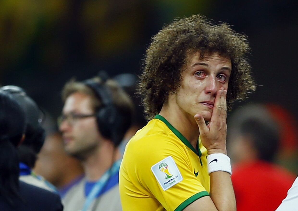 Бразильский футболист Давид Луис плачет после проигрыша Германии в матче Чемпионата мира 
