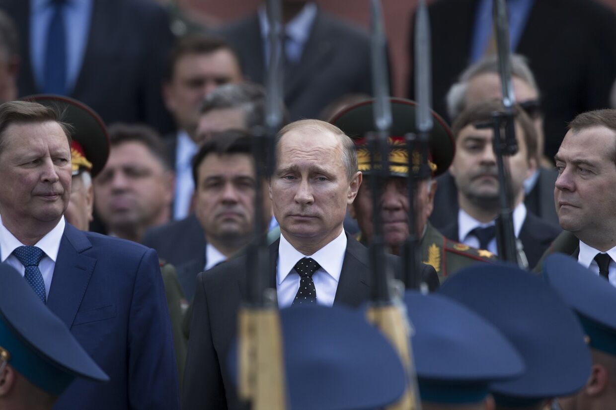 Владимир Путин принимает участие в возложении венка к Могиле Неизвестного Солдата 