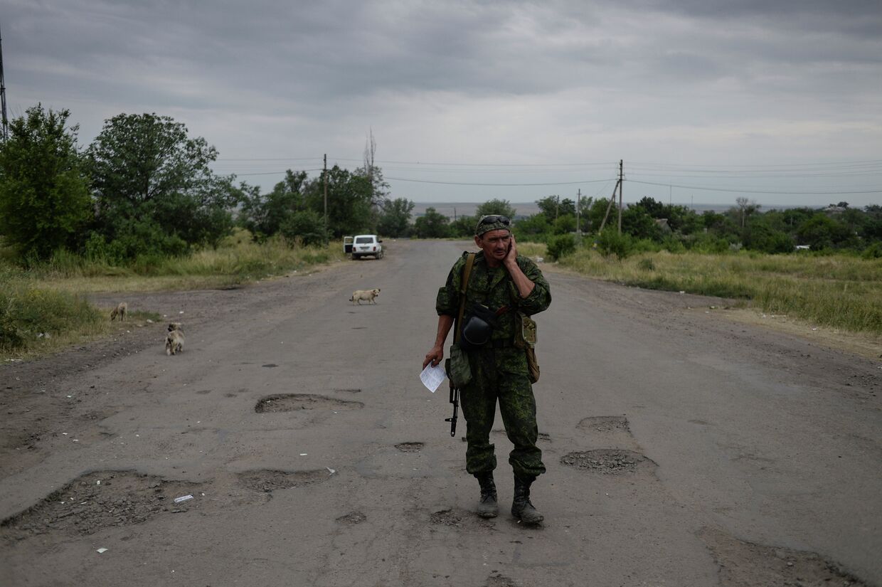 Ополченец на пропускном пункте в поселке Изварино Луганской области.