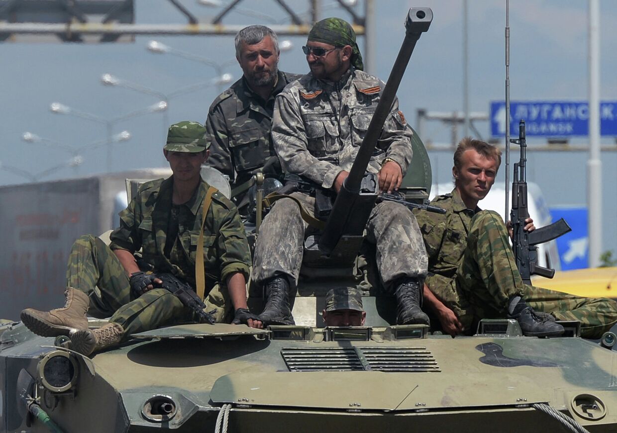 Военная техника ополченцев в районе блок-поста  Ясиноватский в Донецке