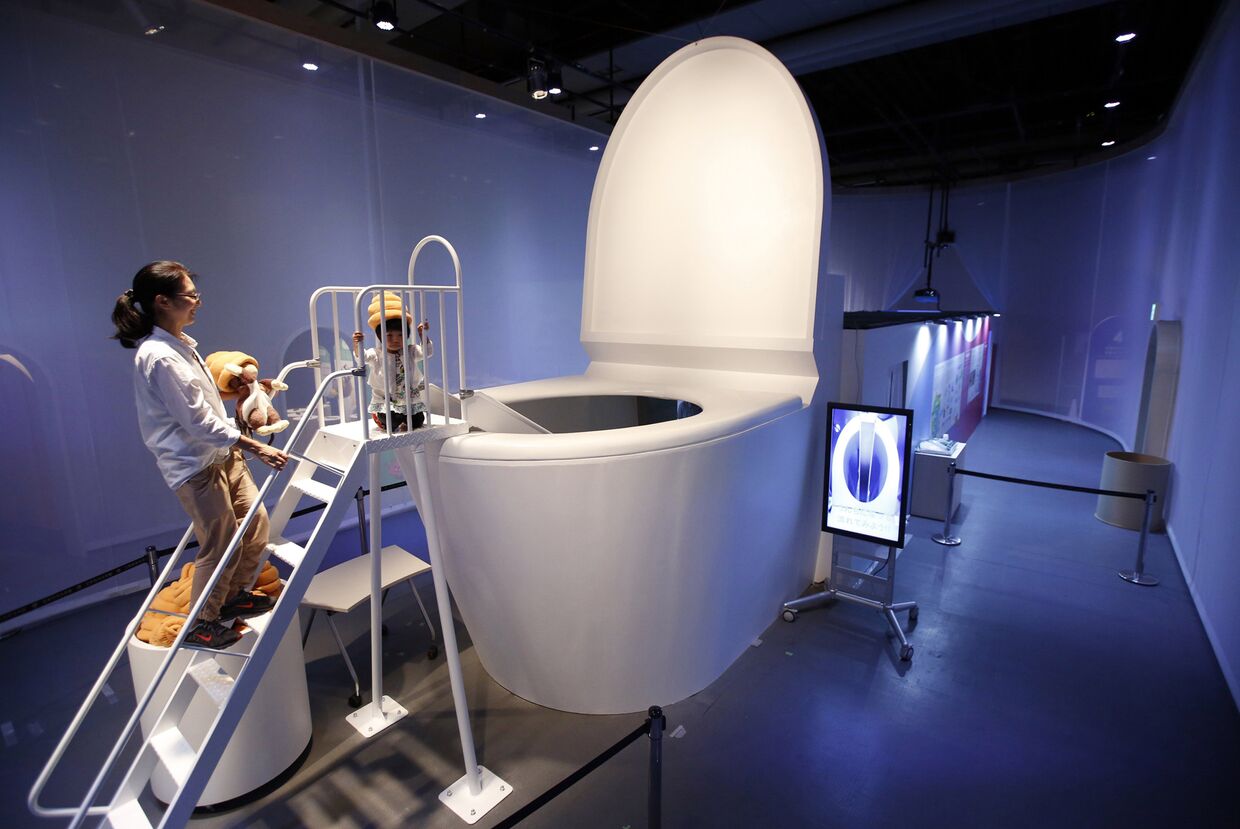 5-ти метровый туалет-горка в Токио
