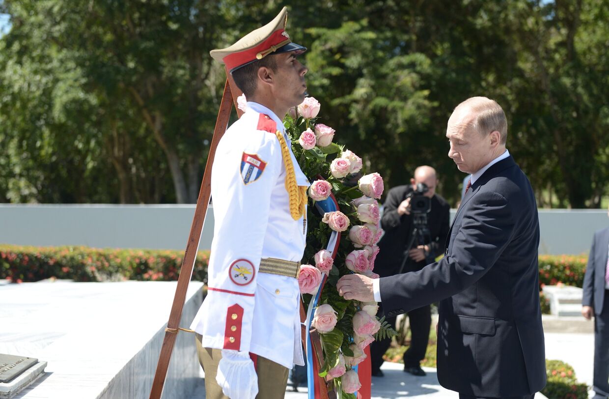 Владимир Путин на церемонии возложения венка к Мемориалу советского воина-интернационалиста в Гаване