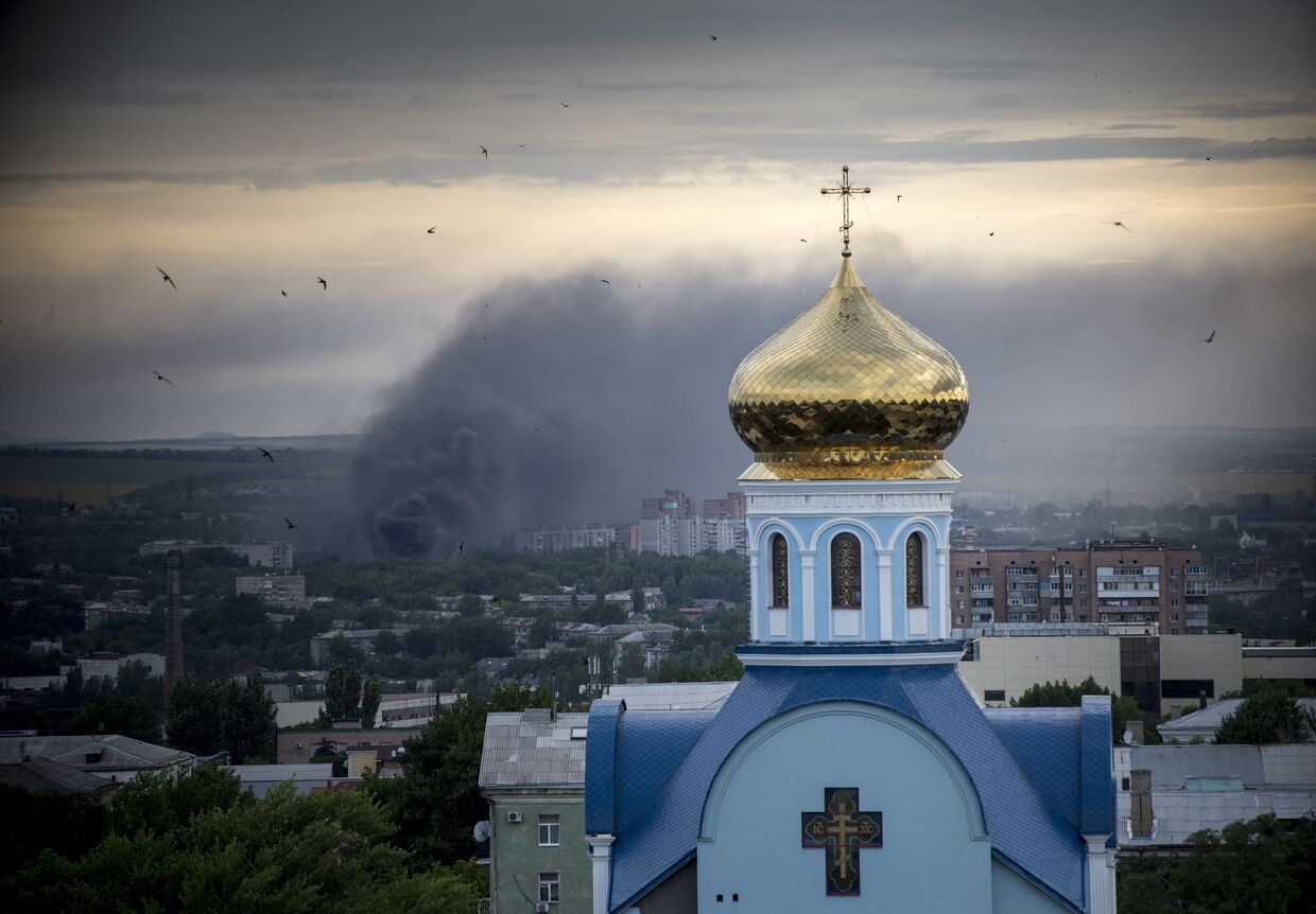 Пожар во время артиллерийского обстрела Луганска