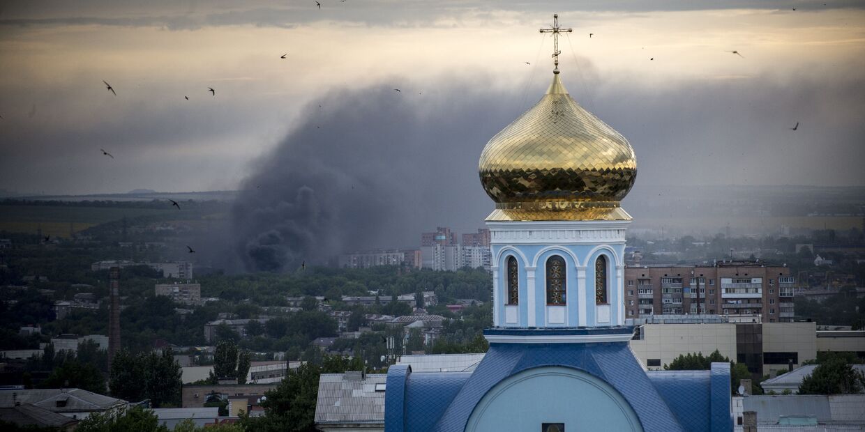 Пожар во время артиллерийского обстрела Луганска
