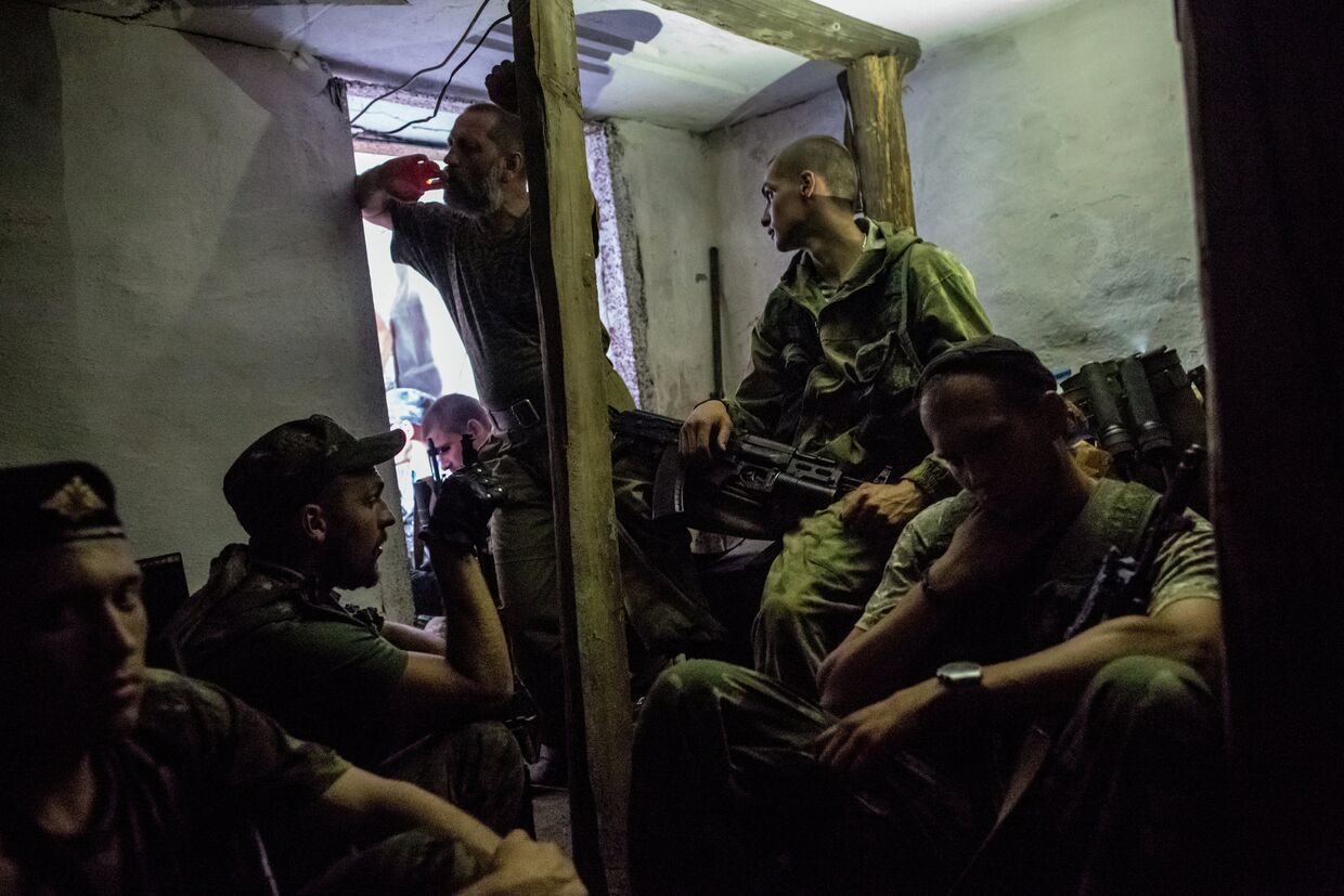 Бойцы ополчения Донбасса в подвале дома во время артиллерийского обстрела в городе Снежное Донецкой области