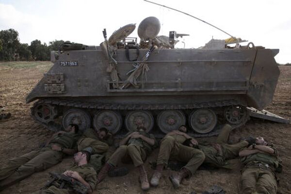 Спящие у бронемашины солдаты израильской армии