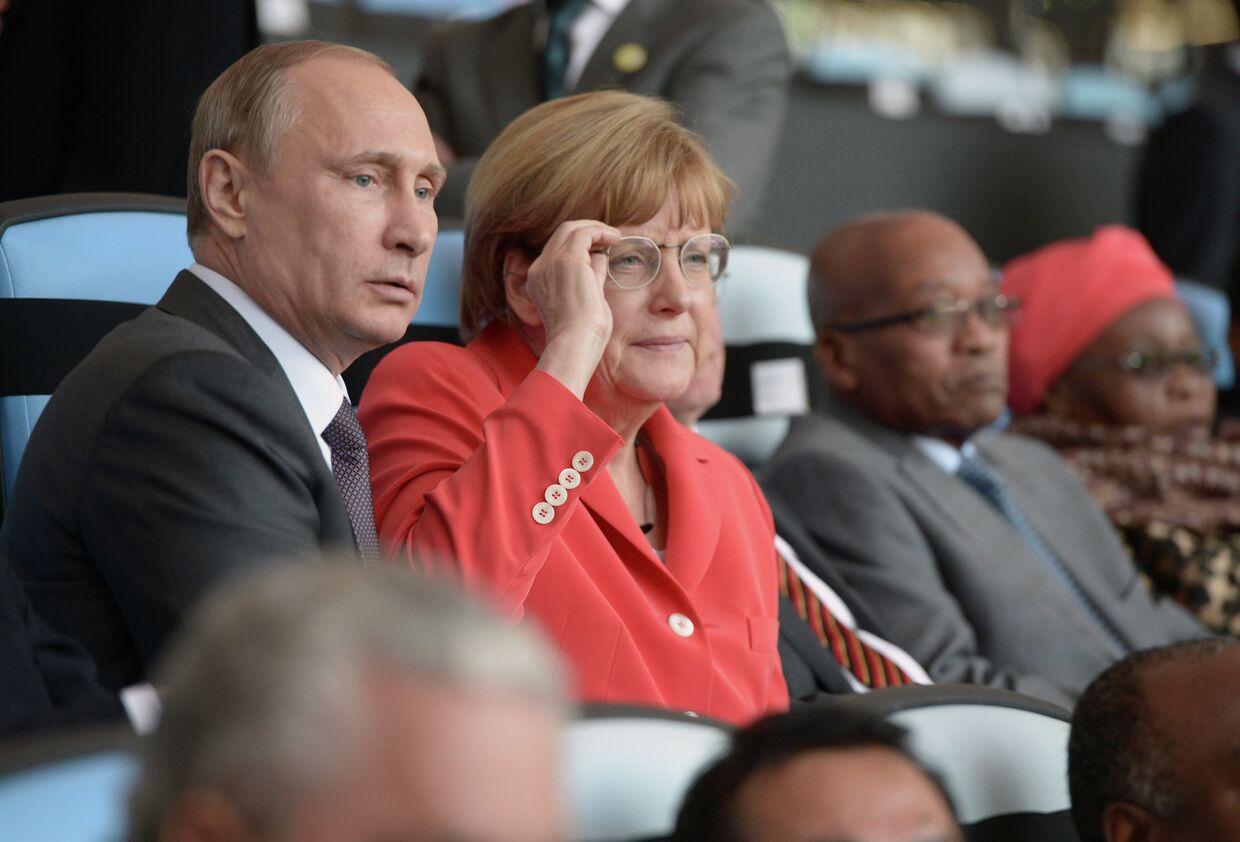 Президент России Владимир Путин и канцлер Германии Ангела Меркель во время финального матча чемпионата мира по футболу 2014 Германия - Аргентина, 13 июля 2014