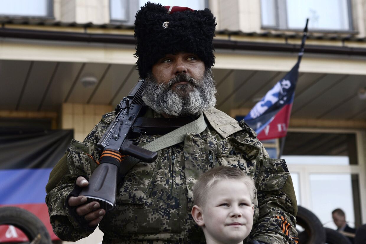 Александр Можаев по прозвищу Бабай с мальчиком у входа в здание горсовета в Краматорске