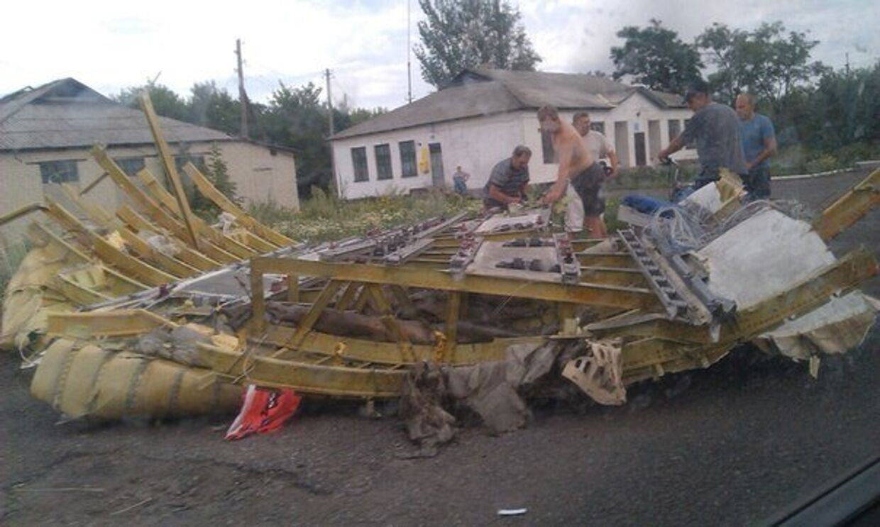 Первые фото обломков сбитого на Украине Boeing 777 компании Malaysia Airlines