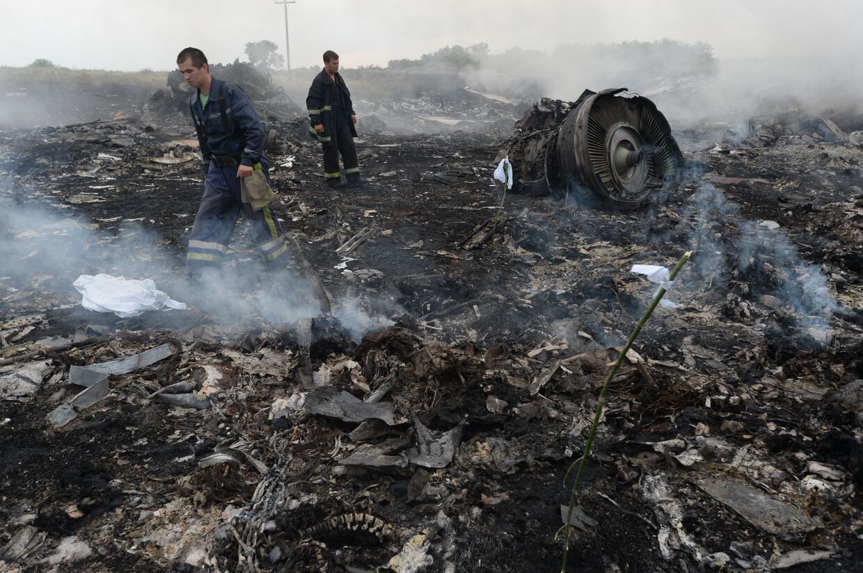 На месте крушения малазийского самолета Boeing 777 в районе города Шахтерск Донецкой области