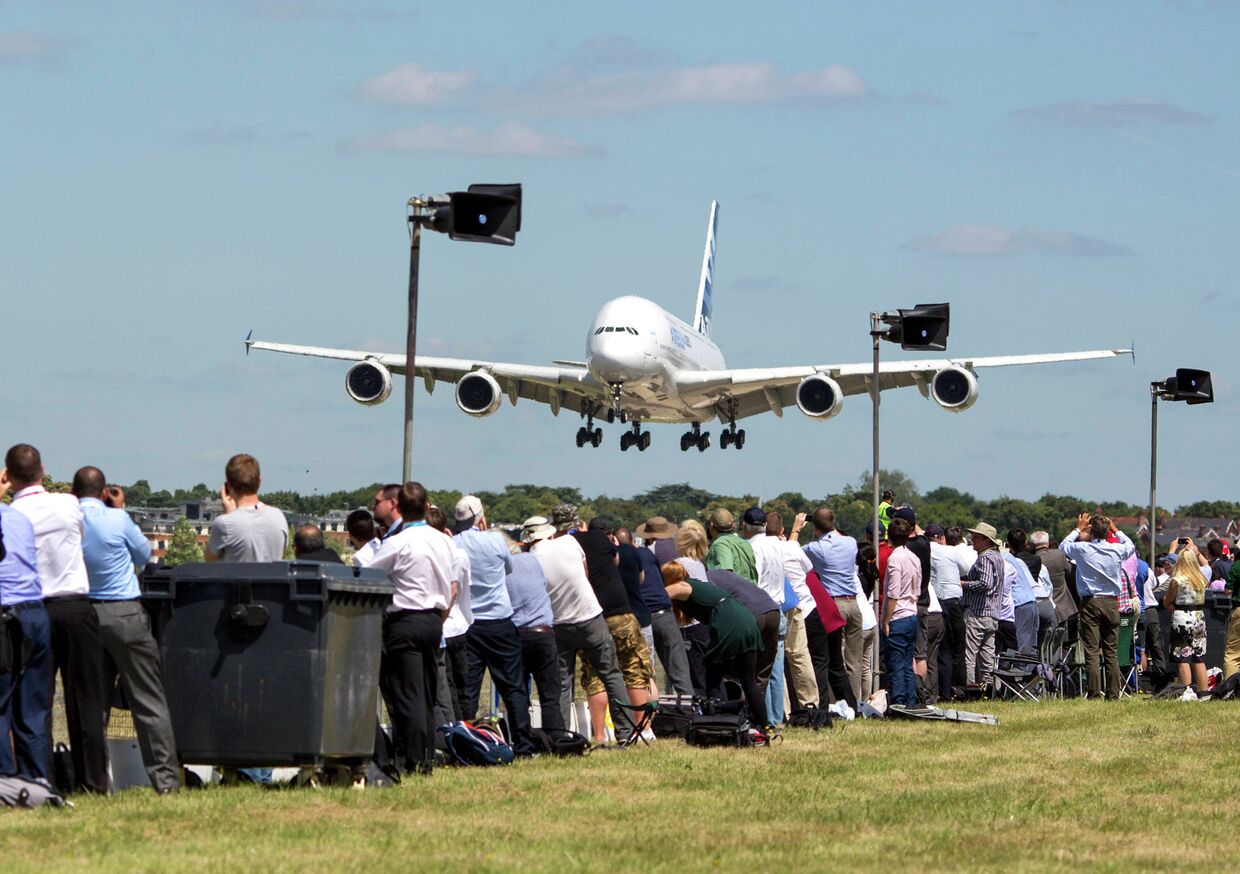 Посетители авиасалона Фарнборо 2014 наблюдают за посадкой самолета Airbus Industrie A380