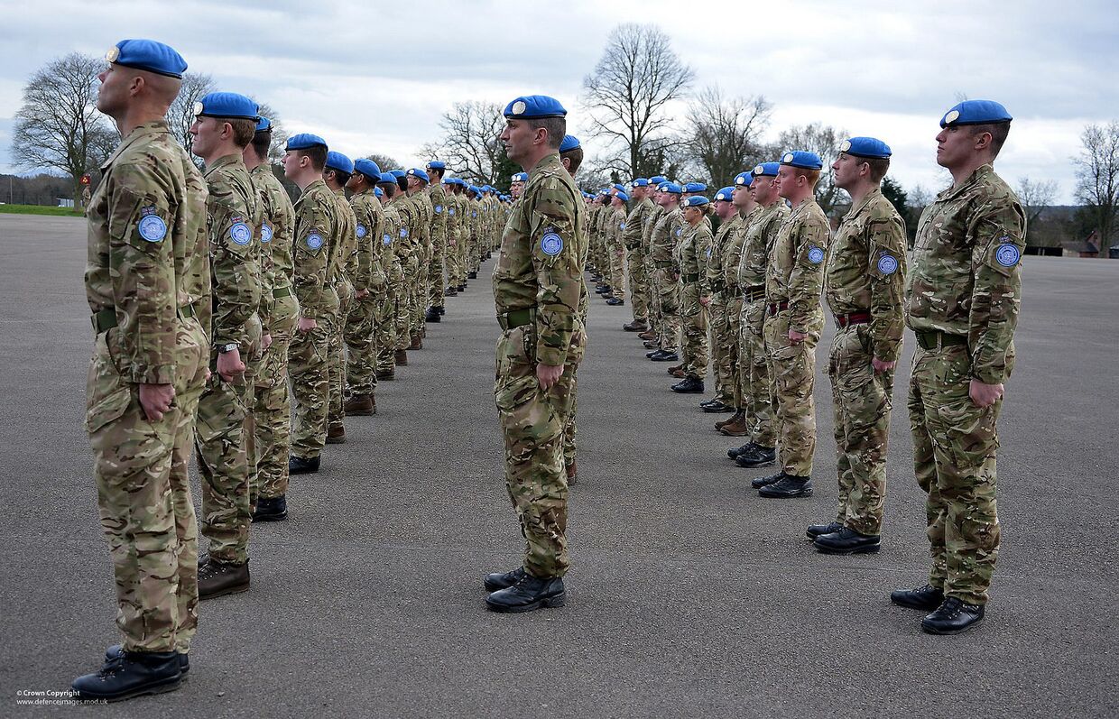 Солдаты Лондонского полка получают голубые береты перед миротворческой миссией