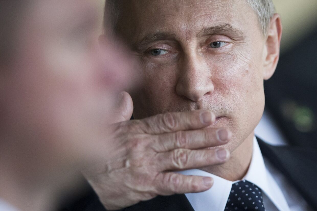 Владимир Путин посылает воздушный поцелуй