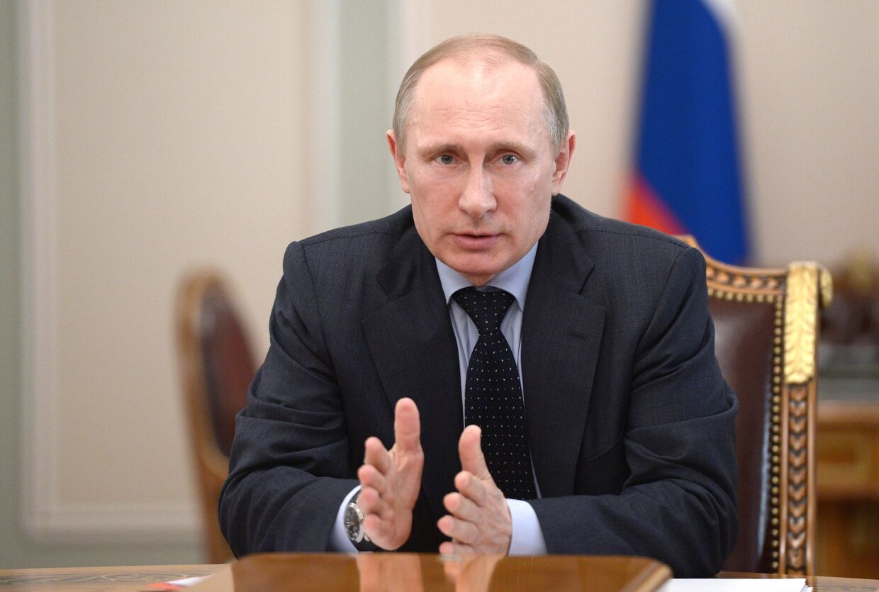 Президент России Владимир Путин проводит совещание с постоянными членами Совета безопасности РФ