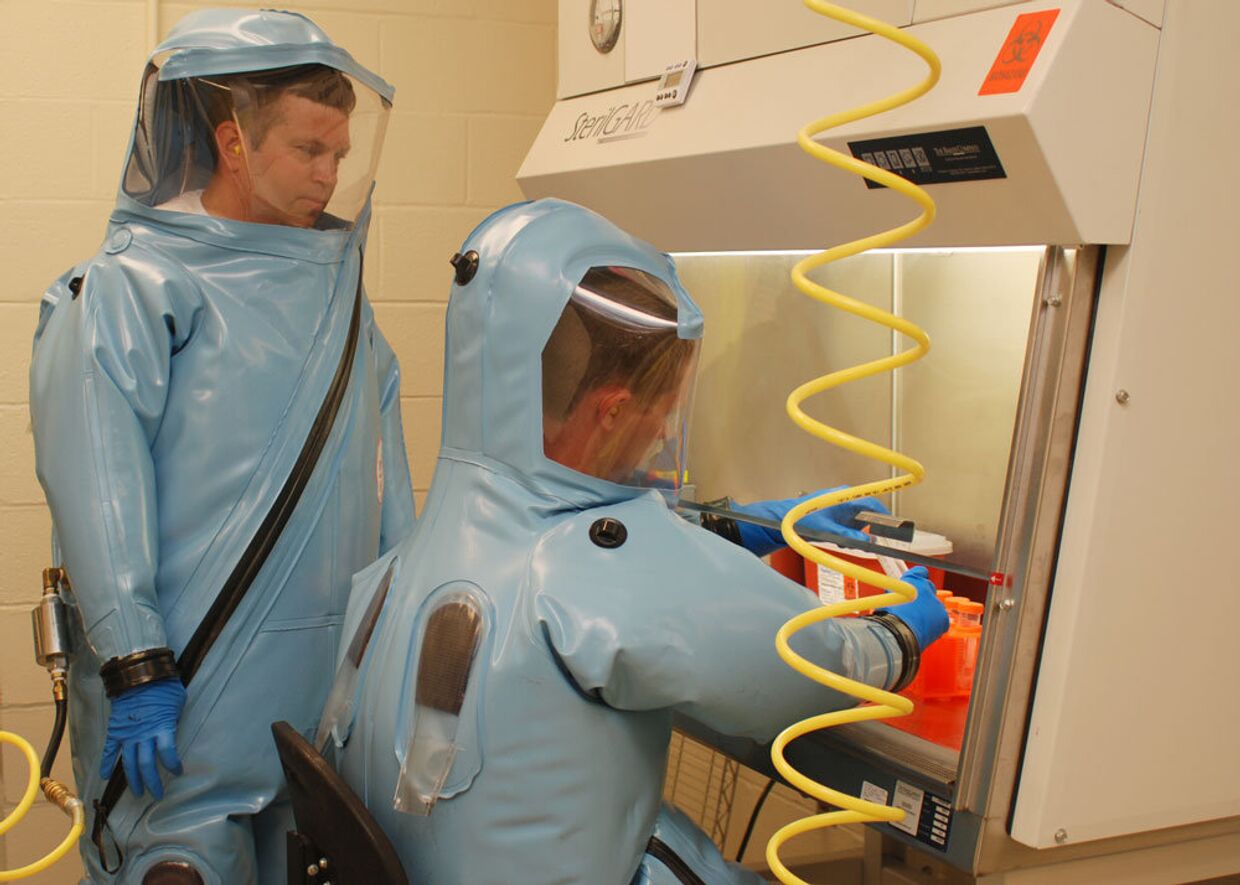 Разработчики средства от лихорадки Эбола Джин Олингджер (слева) и Джеймс Петтит в лаборатории