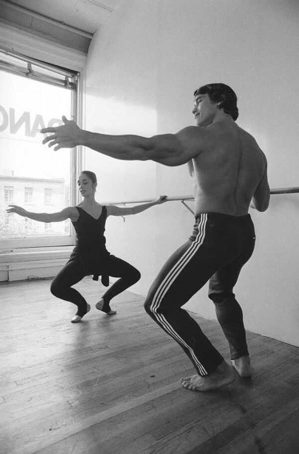 Арнольд Шварцнеггер на уроке балета во время съемок фильма «Качая железо»