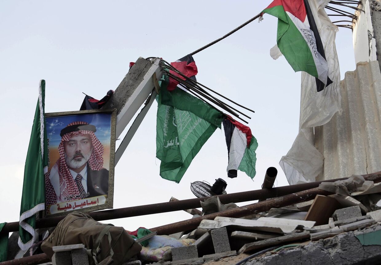 Портрет лидера ХАМАС Исмаила Хании на руинах дома, разрушенных во время израильского авиаудара