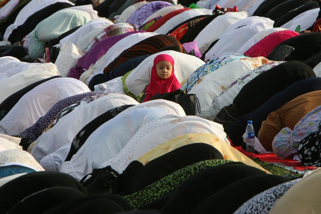Мусульмане молятся во время праздника Ид аль-Фитр в Маниле, Филиппины