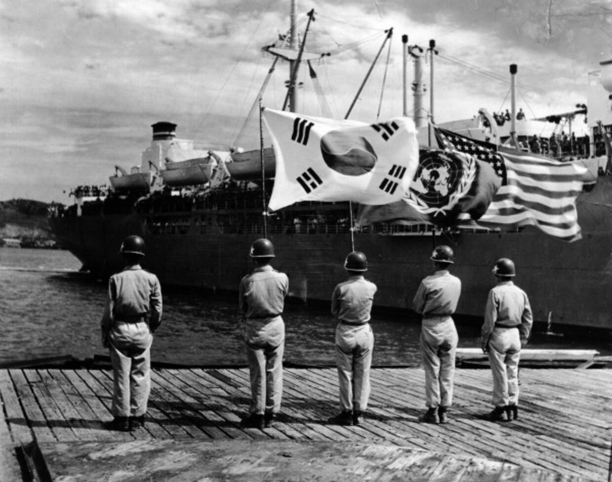 Прибытие американского корабля в Корею во время Корейской войны 1950-53 годов