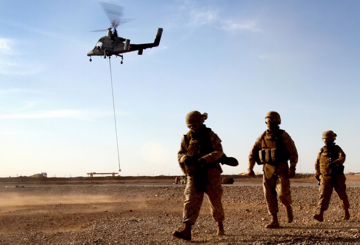 Морпехи США во время первичного тестирования Kaman k-1200 k-max, Афганистан