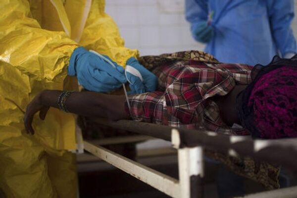 Медицинские работники берут кровь у пациента, предположительно зараженного вирусом Эбола