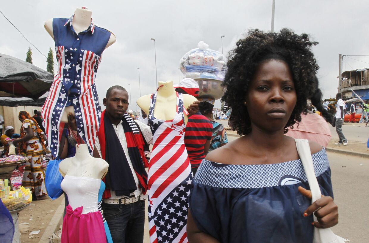Одежда с символикой США на улице в Абиджане, Кот-д'Ивуар