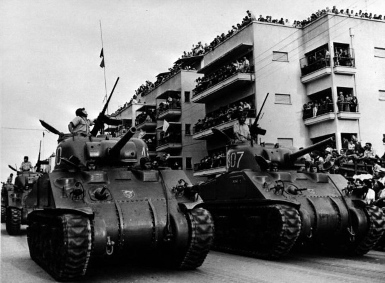 Колонна танков в Тель-Авиве перед началом Синайской кампании
