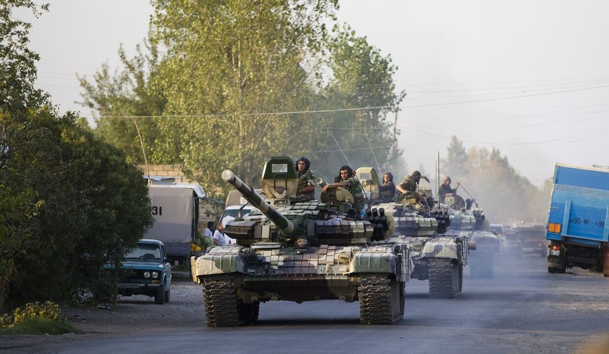 Колонна азербайджанских танков движется в сторону города Агдам