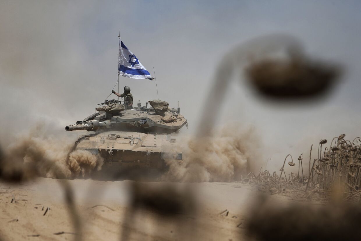 Израильский танк возвращается из сектора Газа