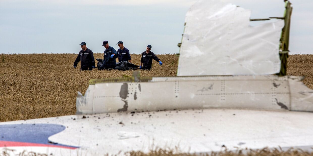 Сбор тел погибших на месте крушения малайзийского лайнера Boeing 777 в районе Шахтерска