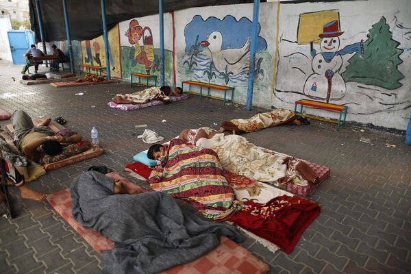 Палестинцы спят в школе ООН в городе Газа