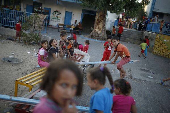 Дети играют во дворе школы ООН в городе Газа