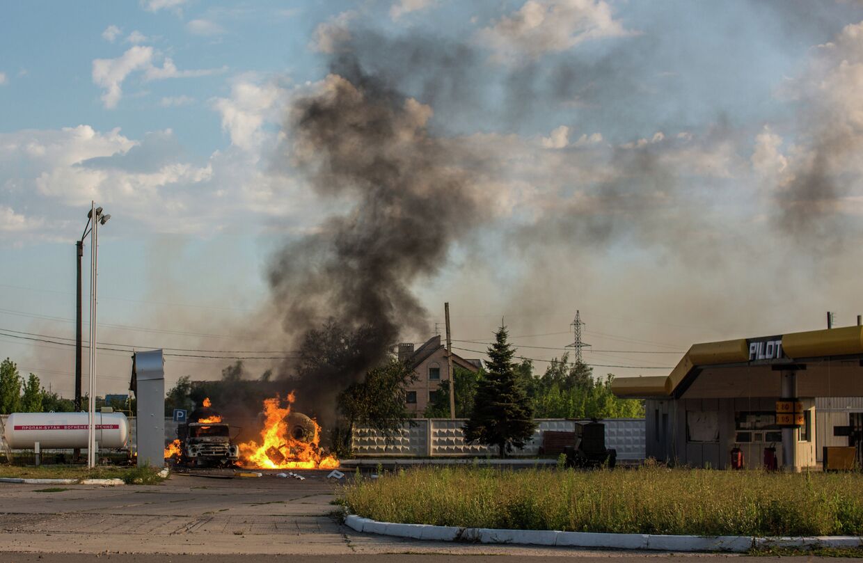 Пожар на АЗС в Шахтерске в результате попадания мины